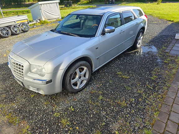 Chrysler 300C 2 of 8