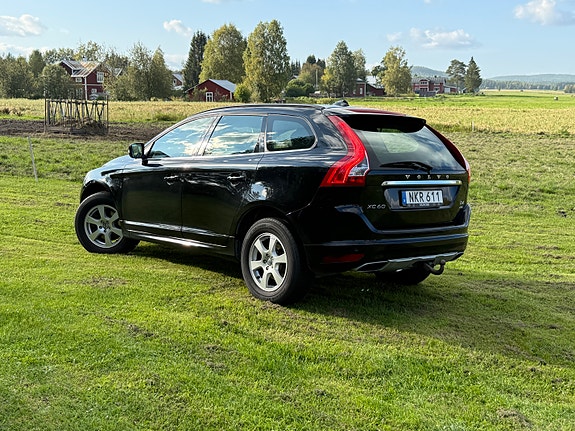Volvo XC60 2 of 7