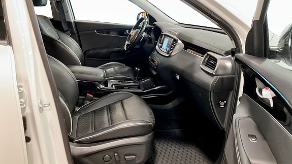 Kia Sorento 3 of 9