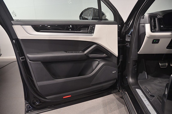 Porsche Cayenne 9 of 22