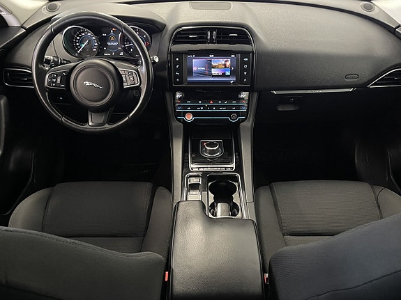 Jaguar F-PACE 8 of 16