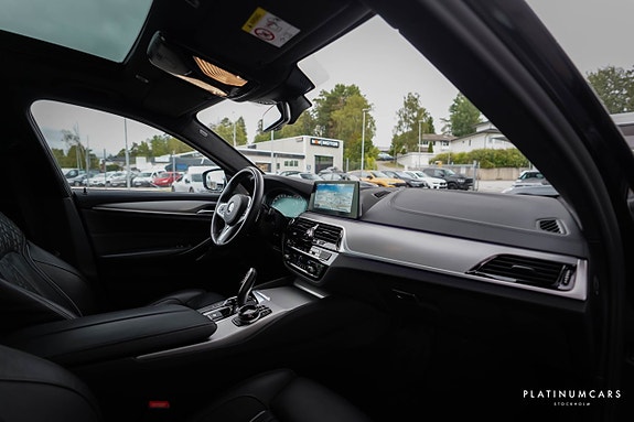 BMW M550i 6 of 26