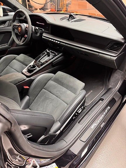 Porsche 911 Carrera 4 GTS 8 of 13