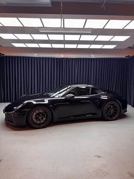 Porsche 911 Carrera 4 GTS 2 of 13