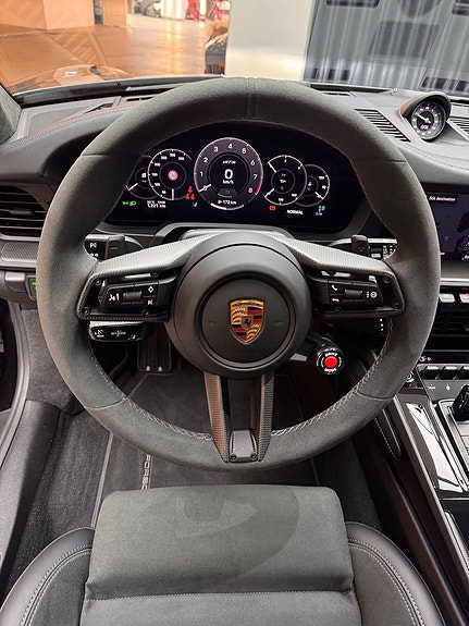 Porsche 911 Carrera 4 GTS 10 of 13