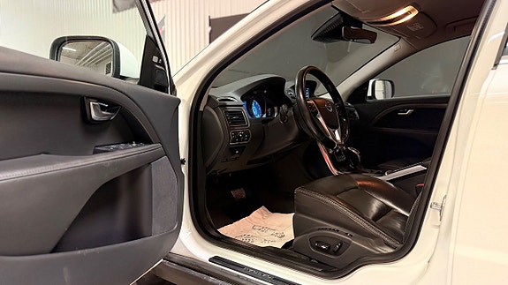 Volvo XC70 11 of 28