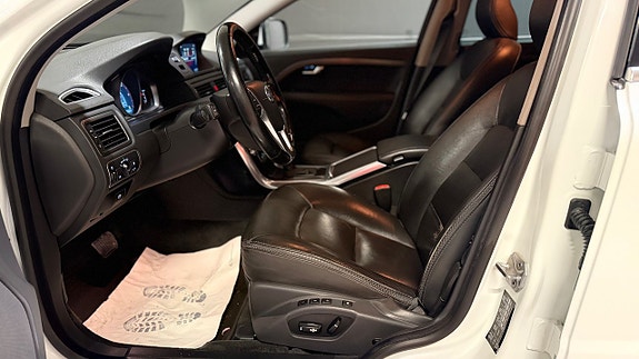 Volvo XC70 13 of 28