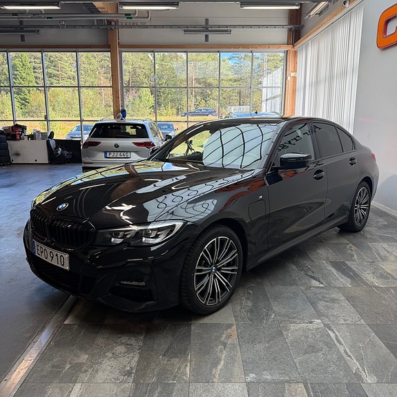 BMW 330e 5 of 12