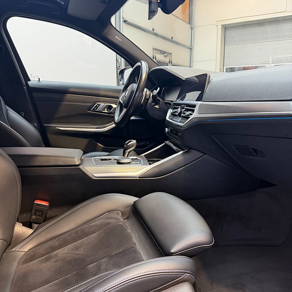 BMW 330e 11 of 12
