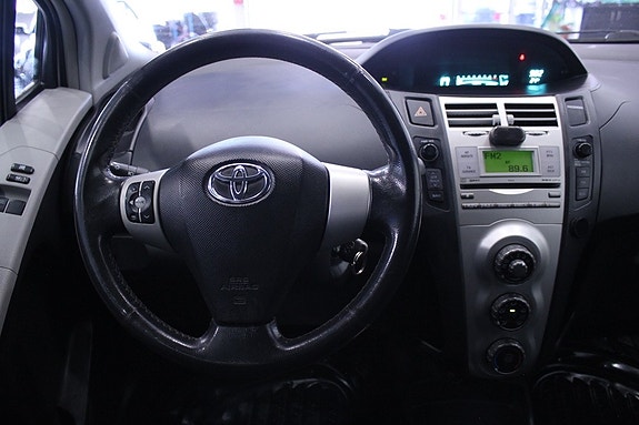 Toyota Yaris 19 of 23