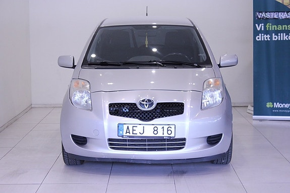 Toyota Yaris 4 of 23
