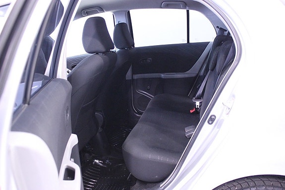 Toyota Yaris 13 of 23