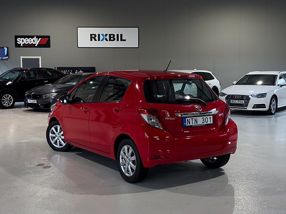 Toyota Yaris 2 of 16