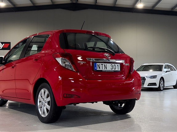 Toyota Yaris 7 of 16