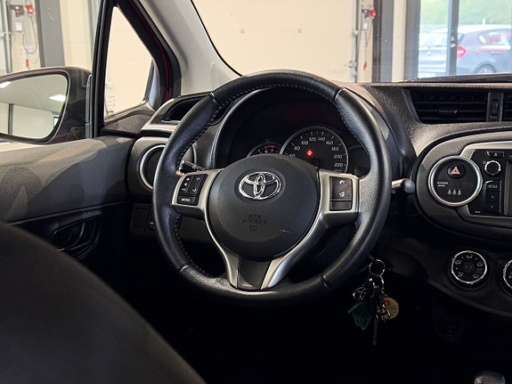 Toyota Yaris 8 of 16