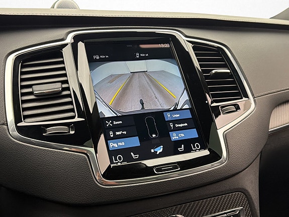 Volvo XC90 30 of 30