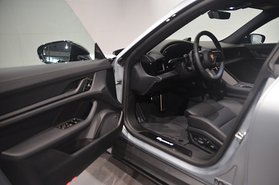 Porsche Taycan 4 9 of 21
