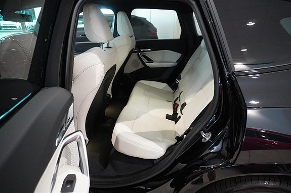 BMW iX1 6 of 12