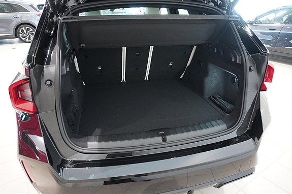 BMW iX1 5 of 12