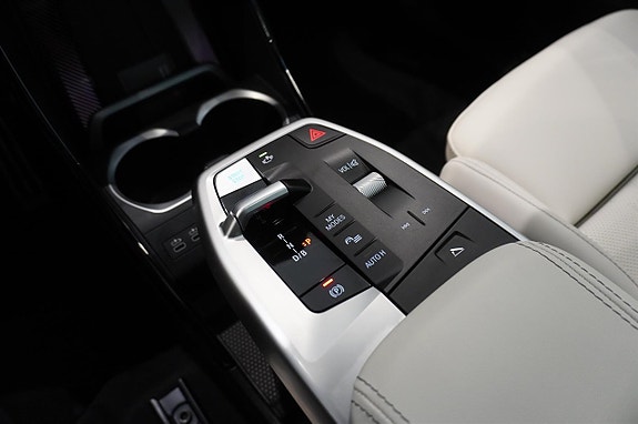 BMW iX1 10 of 12