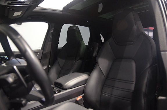 Porsche Cayenne 10 of 21