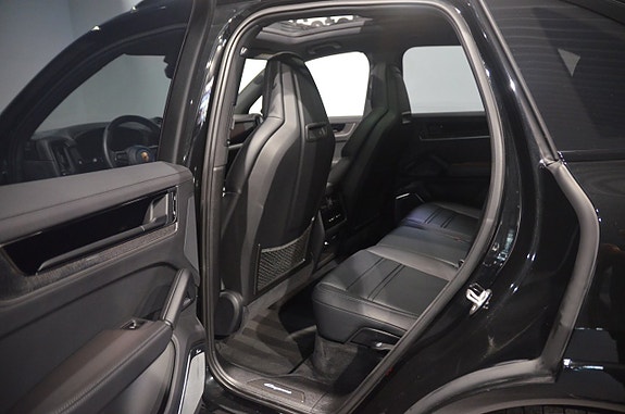 Porsche Cayenne 13 of 21