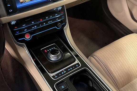 Jaguar XF 19 of 25