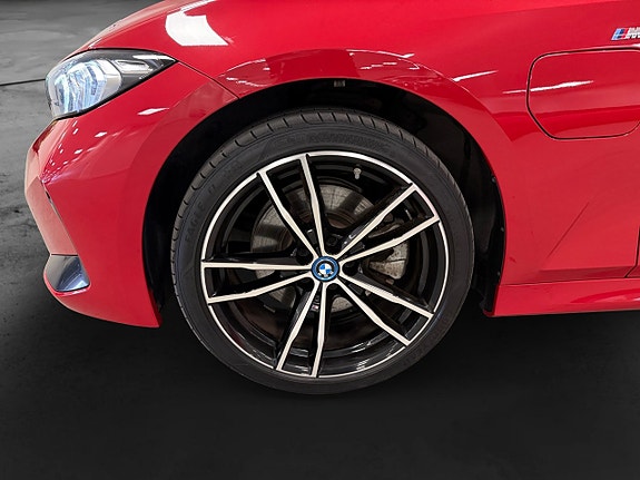 BMW 330e 18 of 19
