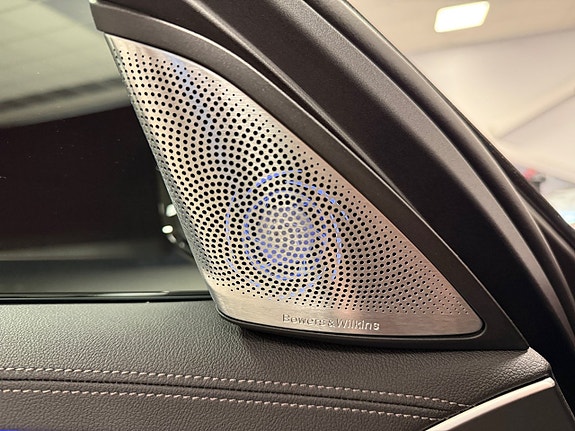 BMW M550i 9 of 22