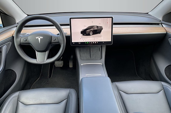 Tesla Model Y 12 of 18