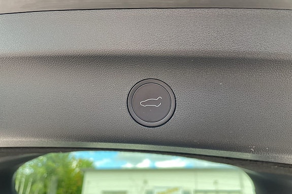 Tesla Model Y 14 of 18