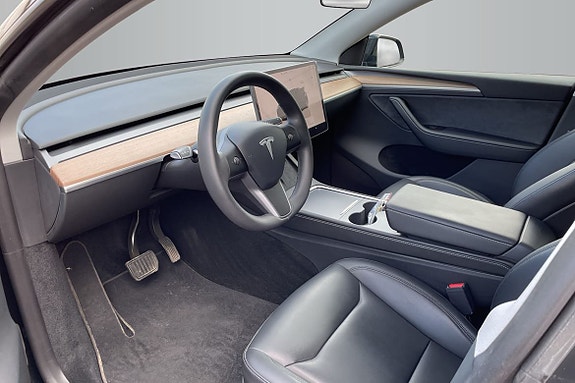 Tesla Model Y 10 of 18