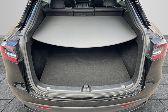 Tesla Model Y 9 of 18