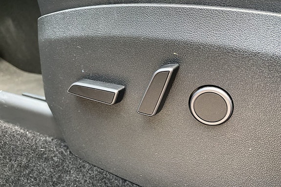 Tesla Model Y 16 of 18
