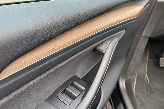 Tesla Model Y 17 of 18