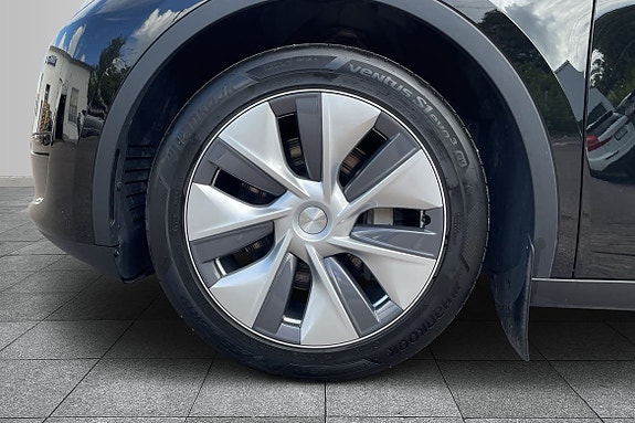 Tesla Model Y 8 of 18