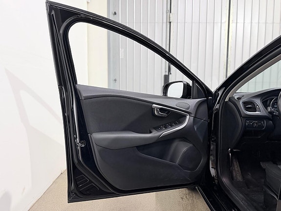 Volvo V40 8 of 22