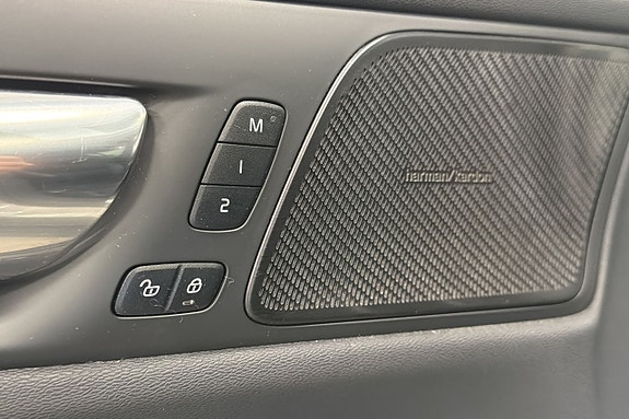 Volvo V60 Cross Country 18 of 25