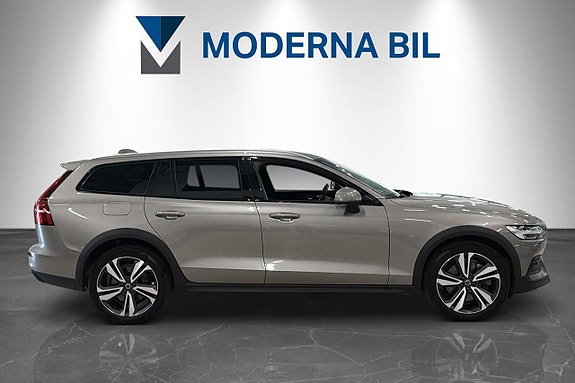 Volvo V60 Cross Country 7 of 25
