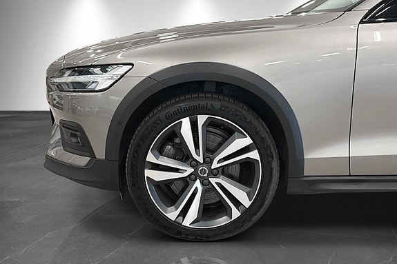 Volvo V60 Cross Country 2 of 25