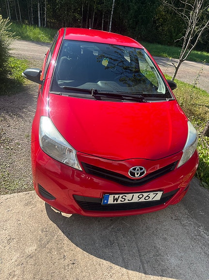 Toyota Yaris 2 of 14