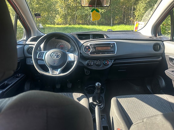 Toyota Yaris 8 of 14