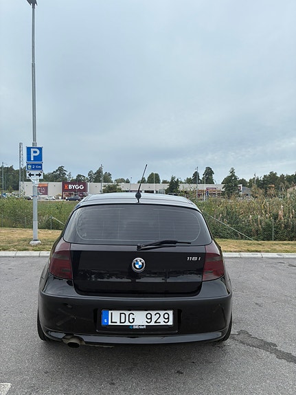 BMW 116i 2 of 7