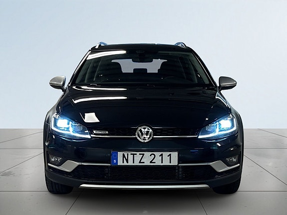 Volkswagen Golf Alltrack 2 of 23