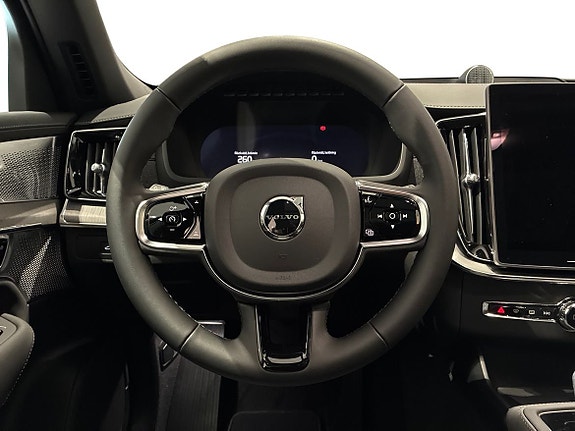 Volvo XC90 10 of 22