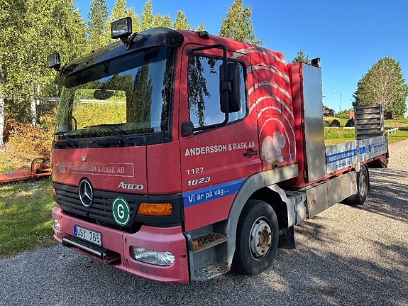 Mercedes-Benz bytes Flakbil med ramp 1023