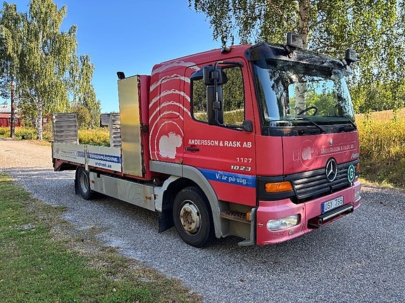 Mercedes-Benz bytes Flakbil med ramp 1023 2 of 5