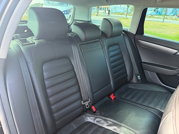 Volkswagen Passat 12 of 15