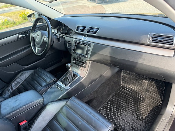 Volkswagen Passat 10 of 15