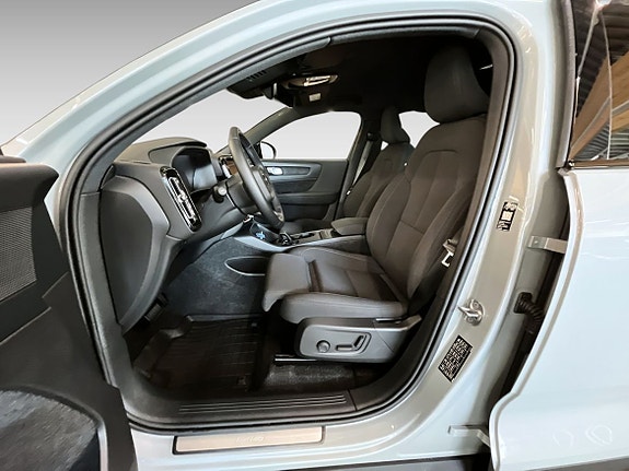 Volvo EX40 9 of 16